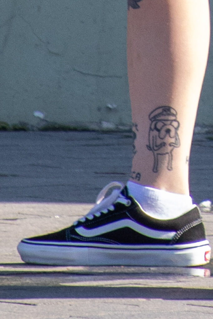 وشم كلب مضحك في غطاء أسفل ساق الفتاة - وشم صور شارع № 13 - 06/27/2021 2