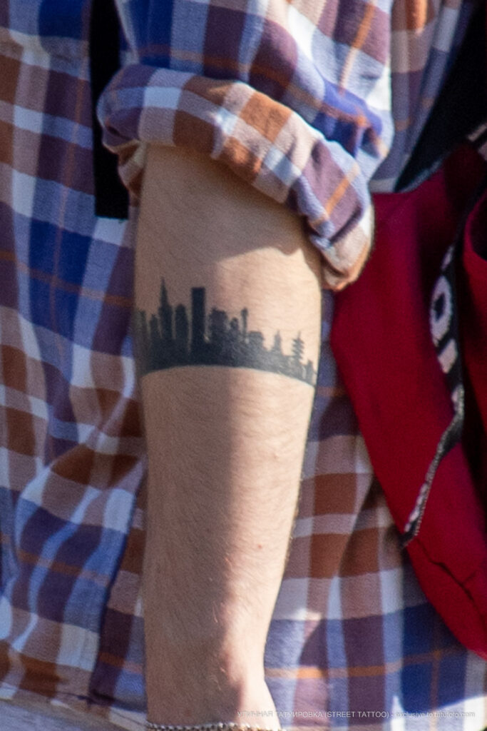 وشم سوار على ذراع الرجل مع صورة ظلية للمدينة والمنازل - وشم شارع الصورة № 13 - 06/27/2021 2