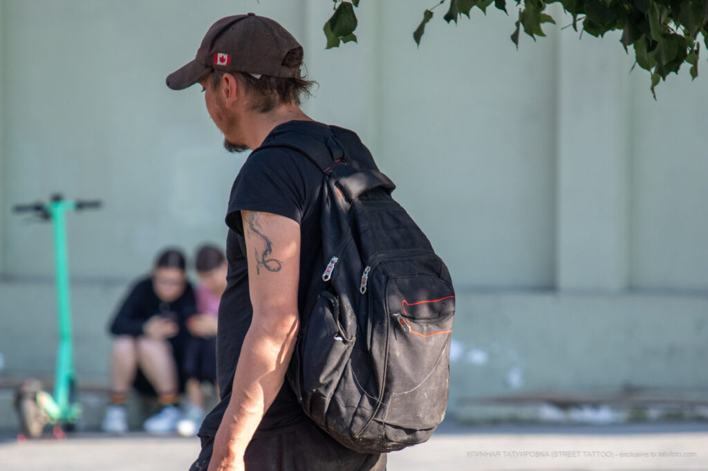 جزء من وشم بذيل تنين على كتف رجل بلا مأوى - وشم صور شارع № 13 - 06/27/2021 2