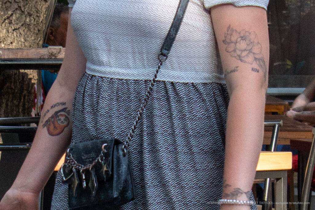 وشم الكسلان على فرع ونقش LIFESTYLE على ذراع الفتاة - وشم صور شارع № 13 - 06/27/2021 1