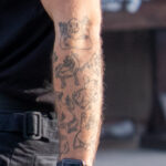 وشم برسومات كرتونية من Shrek و SpongeBob على ذراع الرجل - وشم Photo Street № 13 - 06/27/2021 2