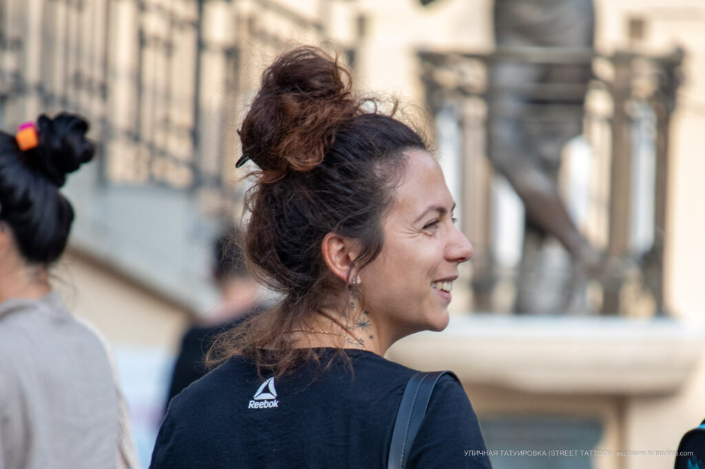 وشم نجمة على رقبة الفتاة - وشم صور شارع № 13 - 06/27/2021 2