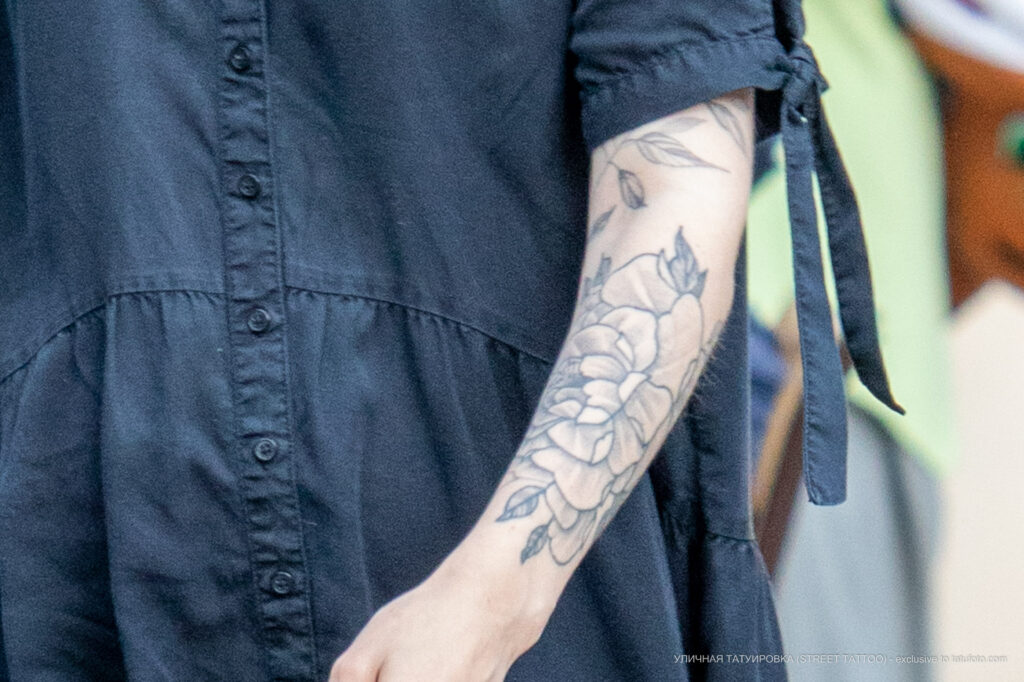 وشم بالورود على اليد اليسرى للفتاة - وشم صور شارع № 13 - 06/27/2021 6