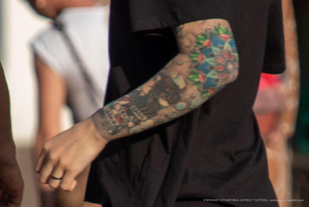 كم وشم المدرسة القديمة - ملون على ذراع الفتاة اليسرى مع صورة لفتاة ونقوش - وشم صور شارع № 13 - 06/27/2021 6