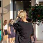 كم وشم المدرسة القديمة - ملون على ذراع الفتاة اليسرى مع صورة لفتاة ونقوش - وشم صور شارع № 13 - 06/27/2021 2