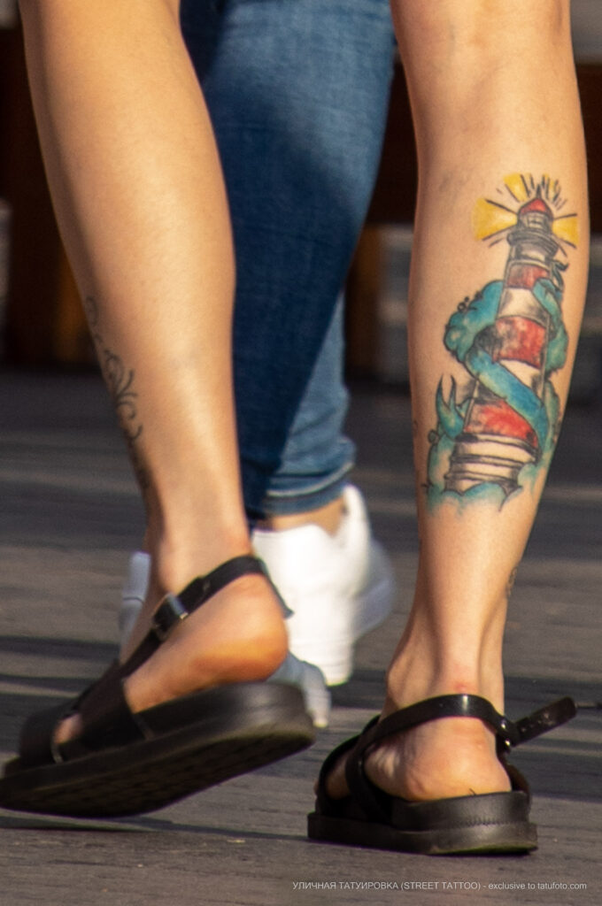 وشم ملون مع منارة على ساق الفتاة اليمنى - وشم صور شارع № 13 - 06/27/2021 4