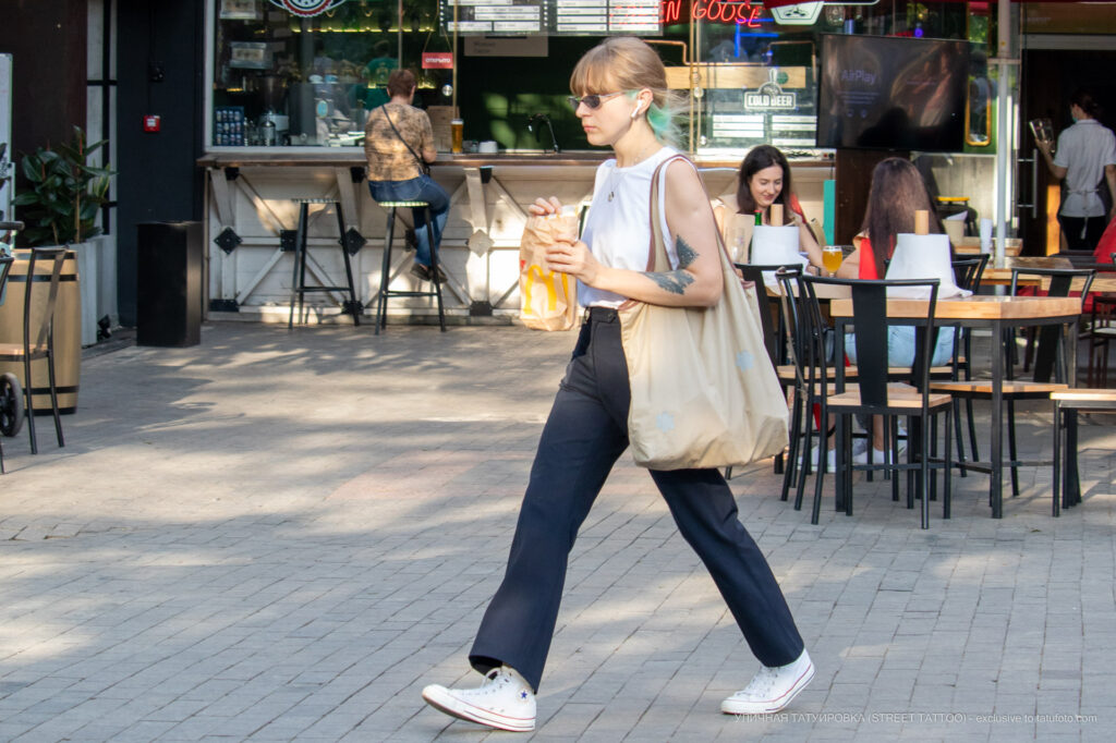 جزء من وشم على يد الفتاة اليسرى - وشم صور شارع № 13 - 06/27/2021 2