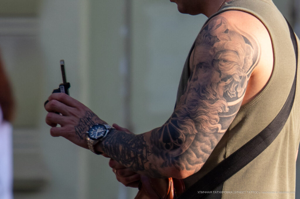 وشم كم مع إله يوناني (صورة) ومركب شراعي على ذراع الرجل الأيمن - وشم صور شارع № 13 - 06/27/2021 2