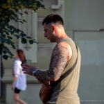 وشم كم مع إله يوناني (صورة) ومركب شراعي على ذراع الرجل الأيمن - وشم صور شارع № 13 - 06/27/2021 3