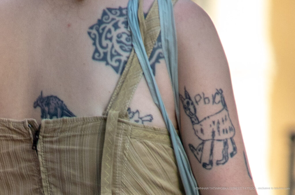 وشم هاندبوك المضحك (وشم مجعد) مع وشق على فتاة - وشم شارع صور № 13 - 06/27/2021 2