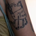 وشم هاندبوك المضحك (وشم مجعد) مع وشق على فتاة - وشم صور شارع № 13 - 06/27/2021 4