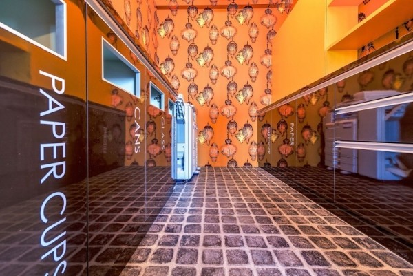 moderný kancelársky nábytok v lesklých kancelárskych skriniach Google