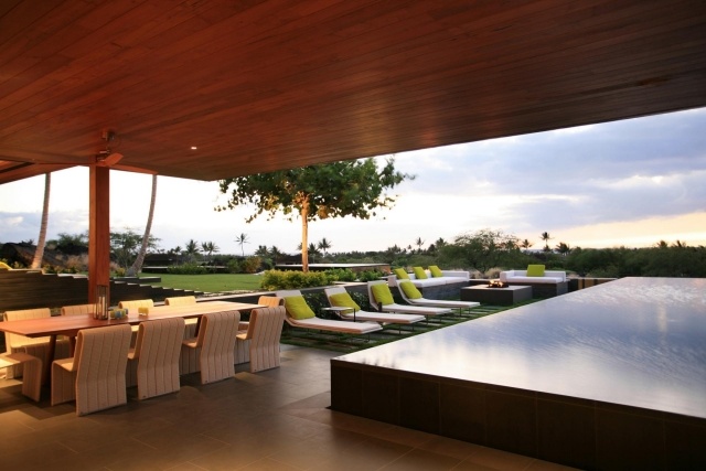 Nekonečný bazén v záhrade záhradný nábytok pokrytý drevom