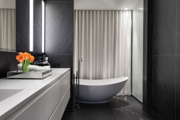 moderný dom s elegantnou dizajnovou kúpeľňou