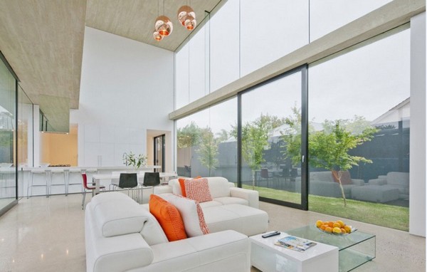 moderné domové sklo a betónové sklenené steny