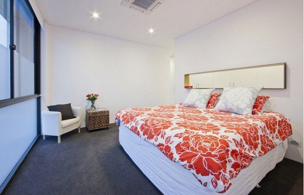 moderný dom sklenená a betónová spálňa