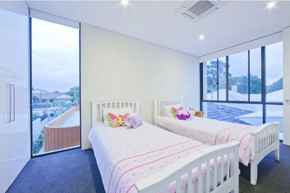 moderná domová presklená a betónová detská izba