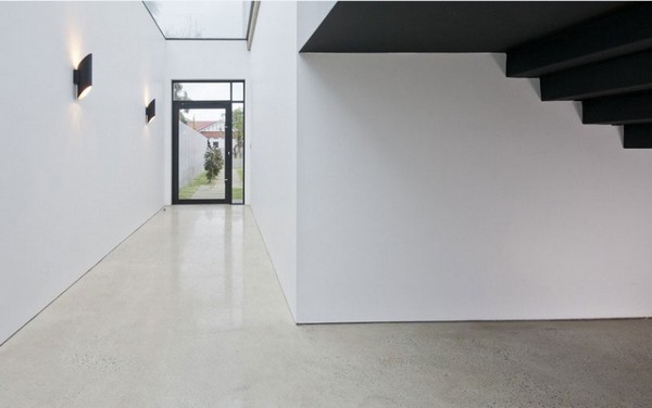 moderný domový presklený a betónový vstupný priestor