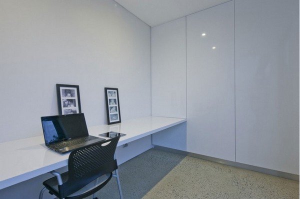 moderná domáca pracovňa na sklo a betón