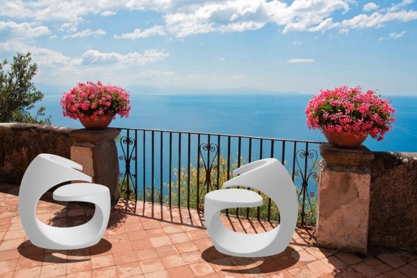 Sada záhradných kresiel v bielej terase