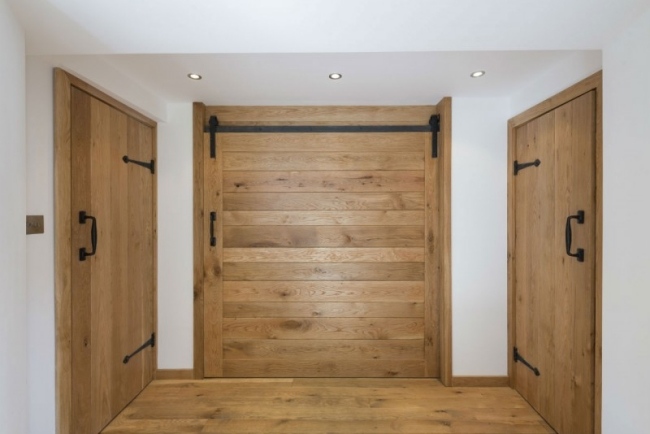 Prestavba rustikálneho domu na stodole, drevené dvere