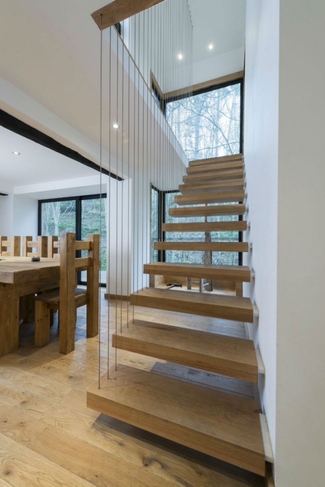 obytný dom schodiskové osvetlenie drevené schody vlasové schody