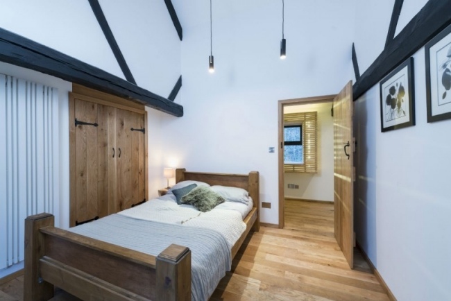 spálňa rustikálna drevená podlaha posteľ z masívu