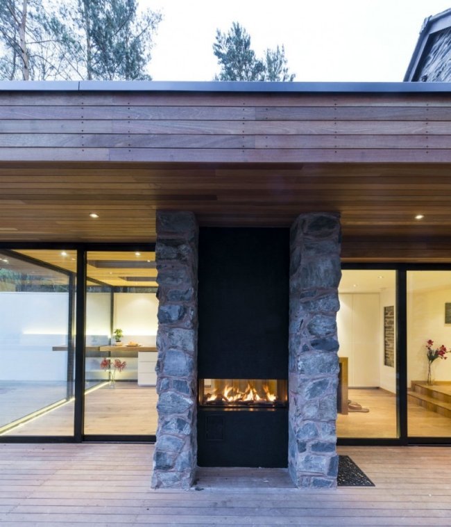 mlynový komín vnútri vonkajšej kamennej steny