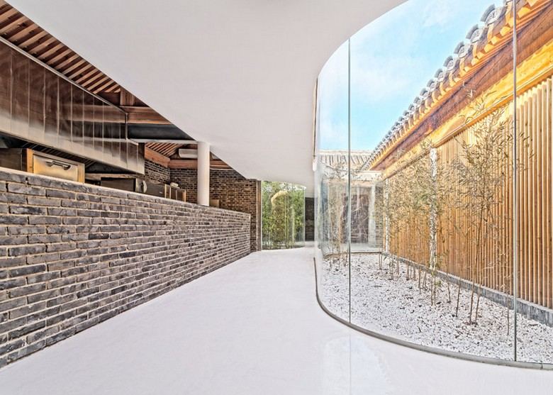 Prestavba-projekt-sklenená fasáda-stromy-zimná záhrada-tehlová stena