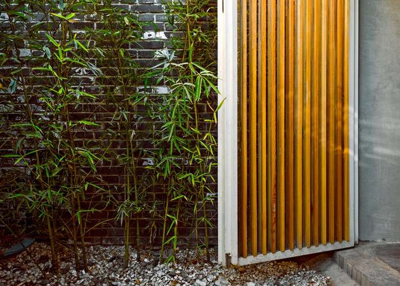 Projekt prestavby-predné dvere-drevené pásy-bambus