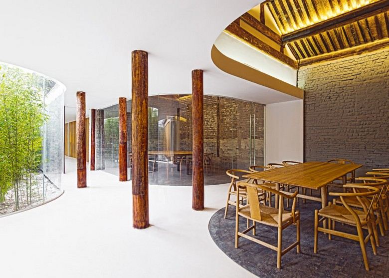 Konverzia-projekt-drevené trámy-biela-podlaha-betón