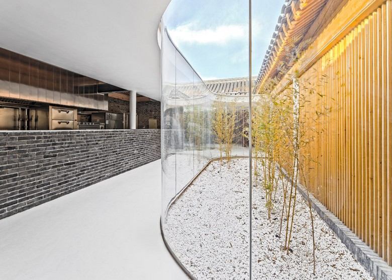 Prestavba-projekt-dom-sklenená fasáda-štrková podlaha-drevený plot