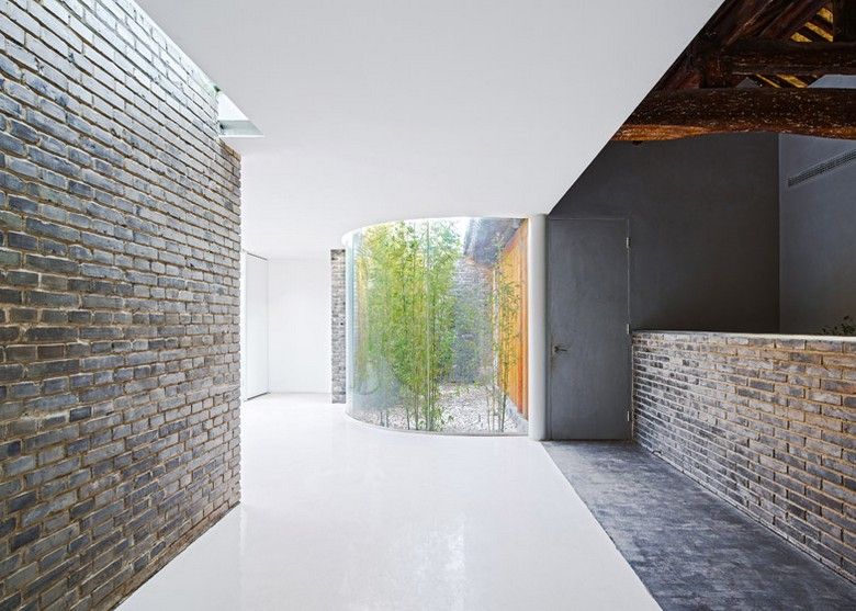 Konverzia-projekt-biela-betón-plochá strecha-sklo-zimná záhrada