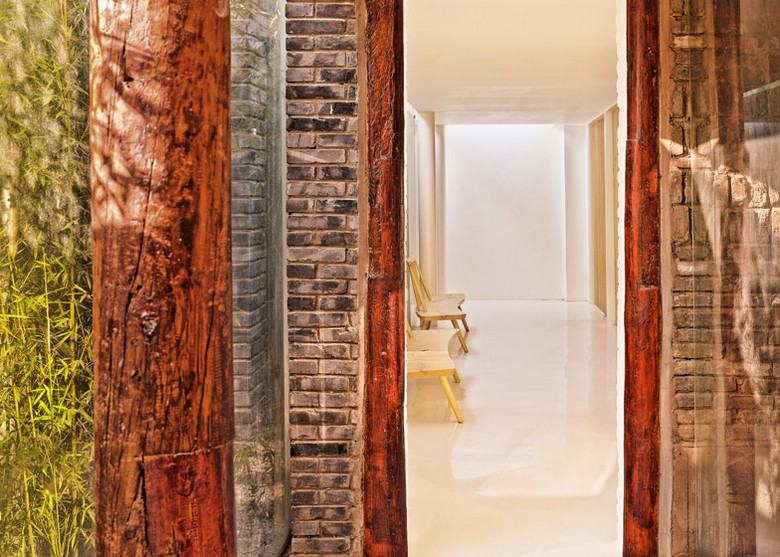 Projekt prestavby tehlová stena drevená trámová chodba