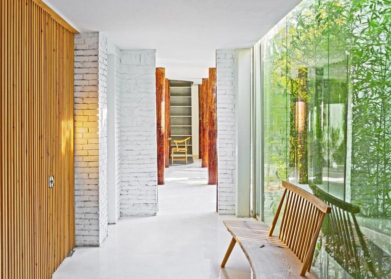 Projekt rekonštrukcie tehlová stena biela maľba drevené dvere