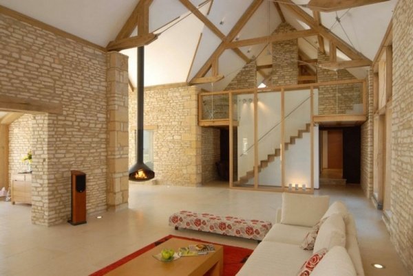 Konvertovaná stodola interiérový dizajn obývačky s múrom z prírodného kameňa