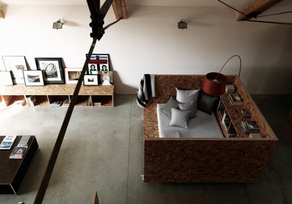 Dom-s-moderným-interiérovým-dizajnom-OSB-panelovým-obývacím priestorom