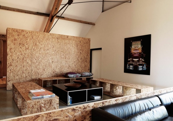 Dom-s-moderným-interiérovým-dizajnom-OSB-panelovými lavicami