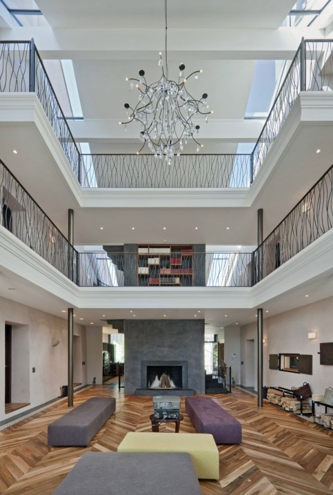 interiérový balkónový luster prerobený statok s modernou architektúrou