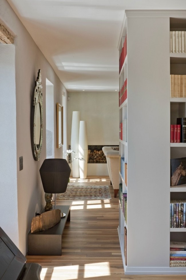 Drevený farmársky dom s modernou architektúrou s podlahami