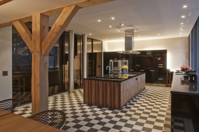 šachový vzor dizajn farmy s modernou architektúrou