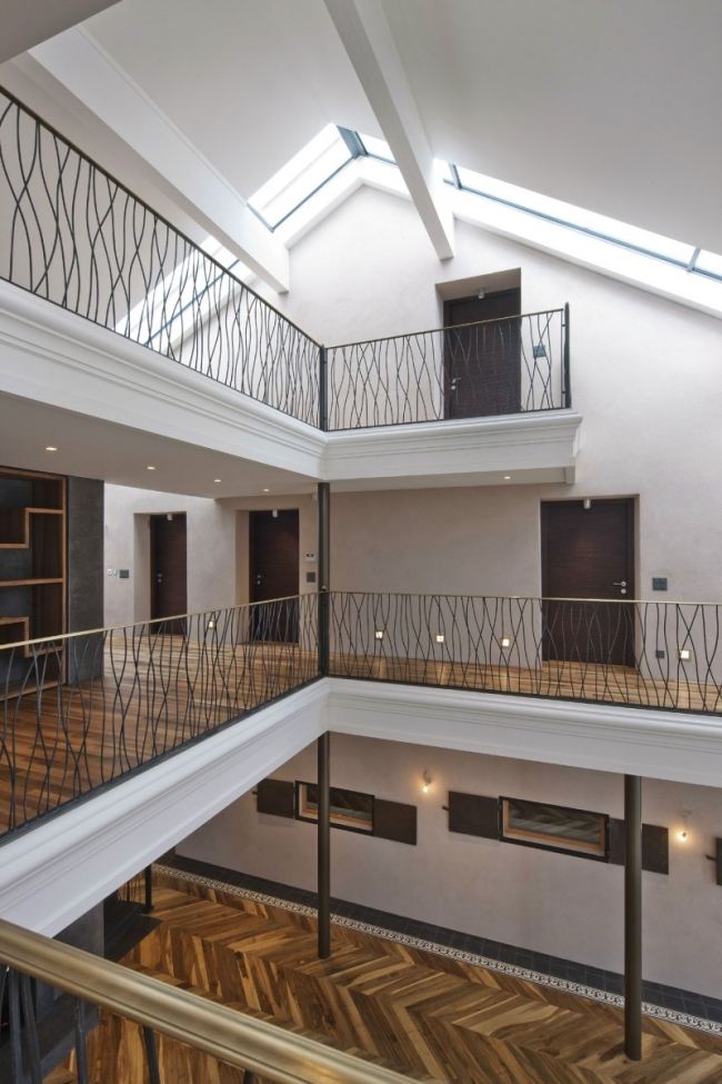 prestavaný statok s modernou architektúrou s vysokým stropom