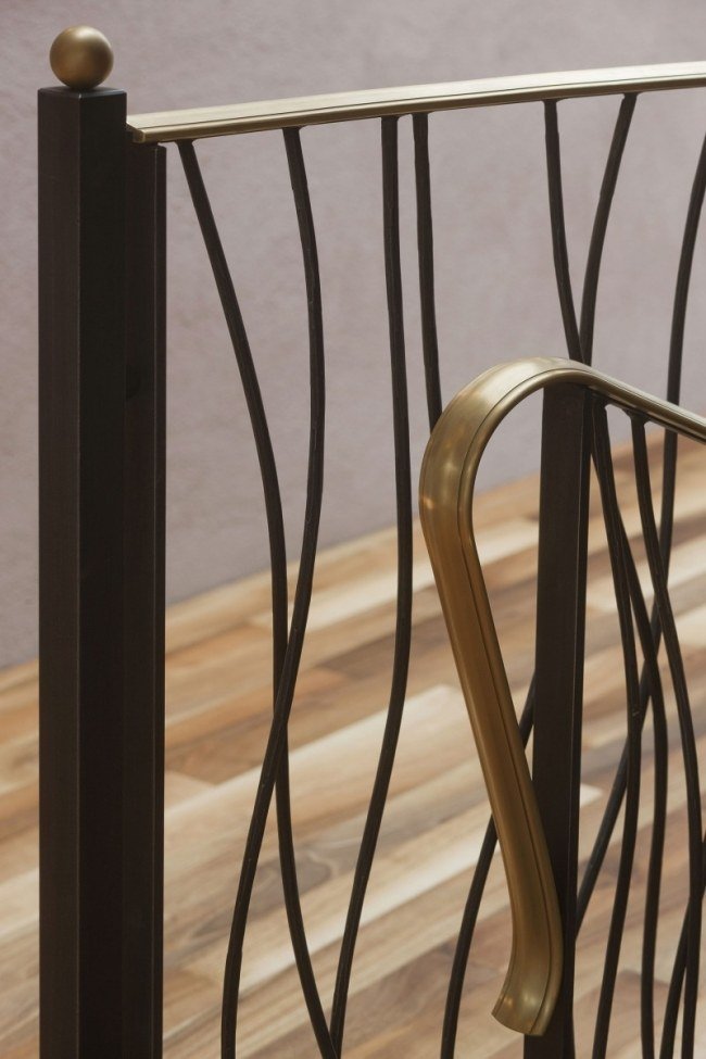 detail zábradlia prerobený statok s modernou architektúrou