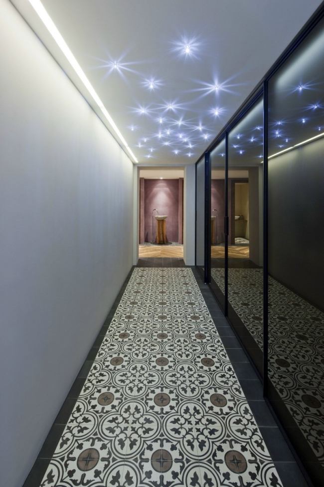 Farmársky dom prerobený s mozaikovou podlahou s modernou architektúrou