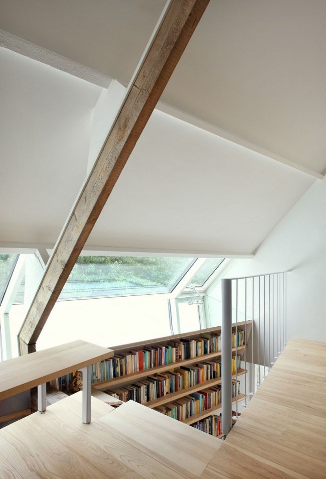 Predĺžený dom so sedlovou strechou zrekonštruovaný-schody policový systém-svetelné pásy