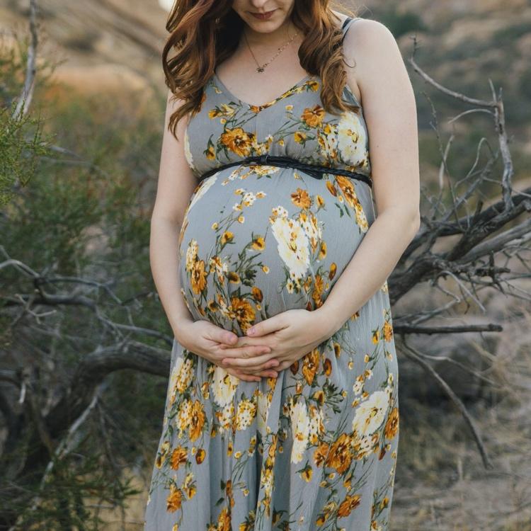 Maxi šaty s kvetinovým vzorom a opaskom lichotia detskej hrudke