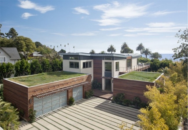 Drevený garážový projektovaný dom s udržateľnou architektúrou