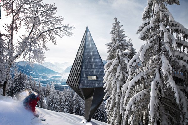 Udržateľná budova Ekologický dom v horách inovácie v oblasti udržateľnej architektúry