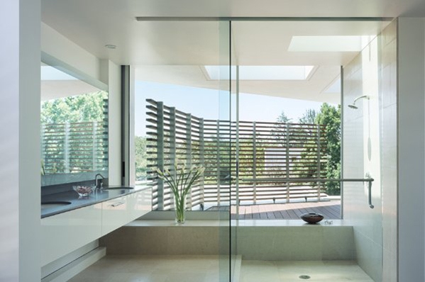 minimalistický dizajn interiéru - dôraz na sklenené dvere