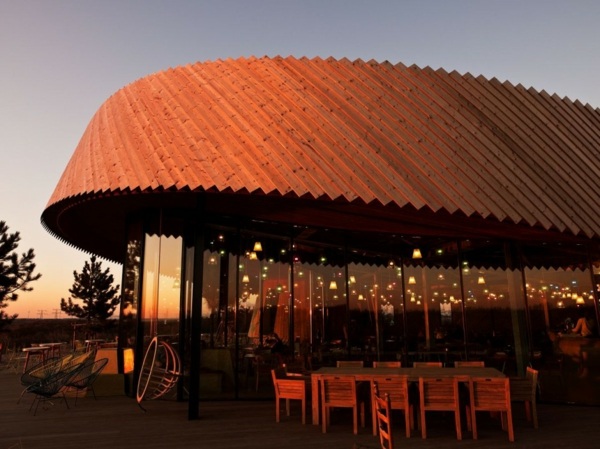 moderná drevená architektúra, ekologická reštaurácia moderná-architektúra-dreva-šetrná k životnému prostrediu-reštaurácia